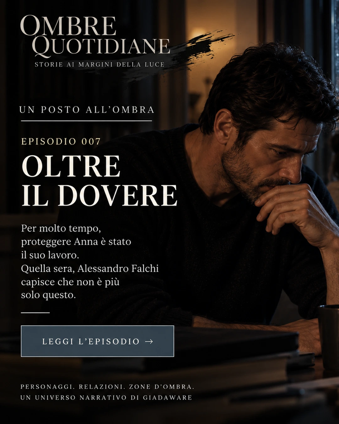 Alessandro Falchi, pensieroso nell'appartamento di notte, con Anna Ferri sfocata sullo sfondo vicino a una finestra battuta dalla pioggia e Roma illuminata oltre il vetro.